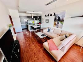BL Luxury Apartment, 24hr Self Check-in, Free Private Garage Parking, Panoramic Views from Balcony, 5 minute walk to City Center, golfový hotel v destinaci Banská Bystrica