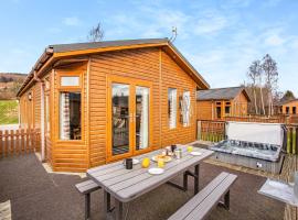 Castlewood Lodges, hotel with parking in Strachan