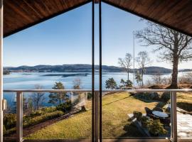 Villa Arboretet - Seaside villa with private pool & infrared sauna in the heart of Arboretet, Bergen, hytte i Bergen