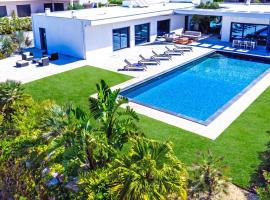 Blue Hill Boutique Villa, hotel with parking in Quelfes