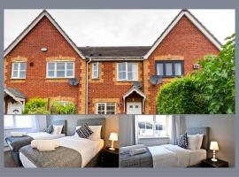Central Peaceful Home with Parking, Wi-Fi and Garden, feriehus i Stafford