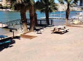 Relaxing River Family Retreat, παραλιακή κατοικία σε Bullhead City