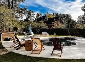 Charming 4 bedroom Home in Augusta GA-Pool Hot Tub and Fire pit- Near Masters, hotel a Martinez