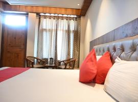 hotel apple blossom 2 minutes walking from Mall road, παραθεριστική κατοικία σε Manāli