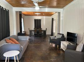 Black Range Cottage, Tumbarumba: Tumbarumba şehrinde bir otoparklı otel