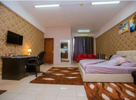 Queens Rentals - Studio Apartments - Village Walkway - Masaki - Dar es Salaam, hôtel à Dar es Salaam près de : Seacliff Village Shopping Centre