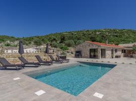 Rustic Villa Bosilen in Marina by Trogir and Split airport Heated pool Family villa Secluded area Complete privacy, villa i Marina