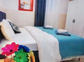 Elegance Suite - "100m from the Beach with Free Parking and Garden"