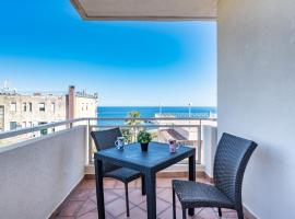Lovely Flat with Balcony and Private Parking, hotel en Aci Castello