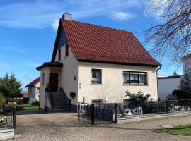 Charmantes Ferienhaus Gernrode/ Harz, Balkon, Grill, 2 Schlafzimmer, hytte i Quedlinburg