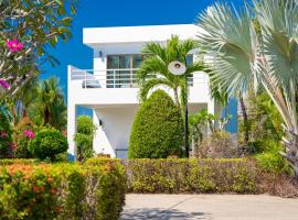 Le Corbusier Style Villa In Green Neighbourhood with Pool, cabaña o casa de campo en Mae Pim