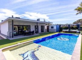 Catalunya Casas Modern Vacation Paradise 'Villa Ainmi' on the Costa Brava!, hotel din Sils