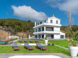 Mythos Luxury Villa-Skiathos, hôtel de luxe à Troulos