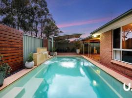 Serene and Comfy 6BR Pool Home, holiday rental in Glenmore Park