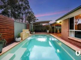 Blue Haven Retreat - Glenmore Park Pool Home