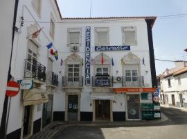 Residencial Carvalho – hotel z parkingiem w mieście Glória