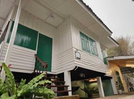 Simple Home บ้าน-บะ-ดาย, cottage in Ban Long O