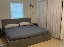 PRIVATE Room, KING Bed with Bathroom Attached near MIAMI AIRPORT