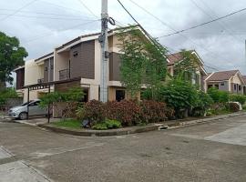 Townhouse with WIFI, parking, POOL in notingham villas near taytay tiange c6, vacation home in Taytay