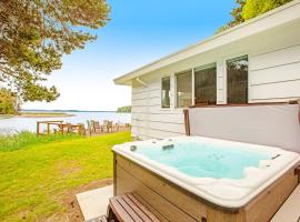 The Glen Cove Sand Spit & Guest Cottage, hotel in Gig Harbor