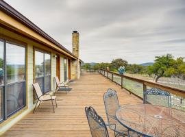 Secluded Texas Hill Country Vacation Rental - Deck, hotel with parking in Medina