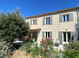 Holiday house Mont Ventoux with Spa, villa in Entrechaux