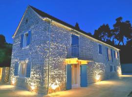 EST Villa DIOCLETIAN on Solta - luxurious villa, beachfront, private pool, outdoor BBQ, large terrace and garden, free parking - Wonderful privacy, feriehus i Rogač