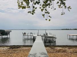Sandy Feet Retreat on Big Spirit Lake, hotell i Spirit Lake