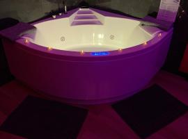 Viesnīca ar burbuļvannu Love room avec jacuzzi privé pilsētā Bonnétable