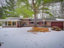 Cozy Cottage with Sunroom - Walk to Higgins Lake!