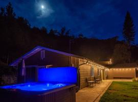 Alpine 4 Bedroom Retreat with Hot tub and Pool table, отель в городе Корсеголд