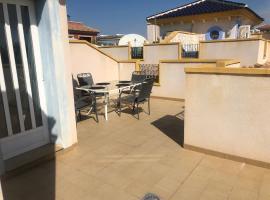 Beautiful Villa in Murcia with pool just 10m away, hotel with parking in Murcia