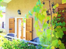 One bedroom apartement with furnished balcony at Prabione 8 km away from the beach, huoneisto kohteessa Campione del Garda
