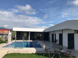 Casa Campestre Ibague con piscina - capacidad 15 personas, hotel en Ibagué