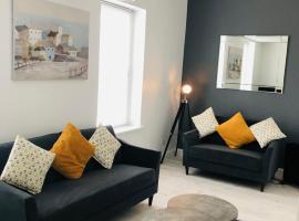 Spacious and Bright Town Centre Apartment, hotell i Ballycastle