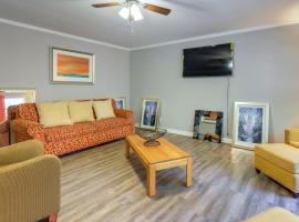 Cozy and Convenient Macon Home about 3 Mi to Town!，梅肯的度假住所