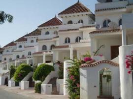 Modern Townhouse 5 mins walk from the beach and 15 mins from port, semesterboende i Manilva