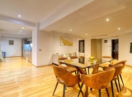 Luxurious 3 Bedroom Apartment in Herastrau, alojamiento con onsen en Bucarest