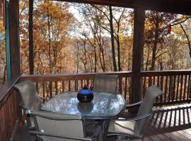 Beautiful Cabin In Forest With Hot Tub!, sumarhús í Blue Ridge