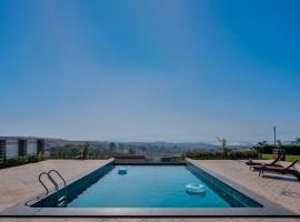 Breezy Whispers by StayVista - Private infinity pool, Stunning mountain views, Spacious swimming pool, Deck & Lawn, hotell i Wādhiware