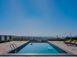 Breezy Whispers by StayVista - Private infinity pool, Stunning mountain views, Spacious swimming pool, Deck & Lawn