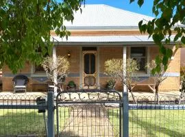 Cute Cottage On Byng - Walk to Town