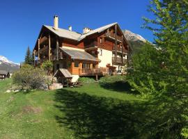 Hôtel L'Echaillon, hotel cerca de Champ Bellet, Névache