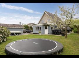 Big villa in stege near møns klint with trampolin, camping en Stege