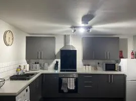 Cedar House - A modern 2 bedroom house with free parking in the town centre! by ShortStays4U