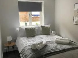 Cedar House by ShortStays4U A modern 2 bedroom house with free parking in town centre!