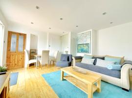 White Eden, King bed, Free parking, Private patio, Fast WiFi, Dog, Family, Biker Friendly, Central Cornwall, apartment in St Austell