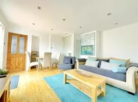 White Eden, King bed, Free parking, Private patio, Fast WiFi, Dog, Family, Biker Friendly, Central Cornwall