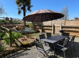 Maison chaleureuse avec terrasse et vue baie, hotel em Avranches