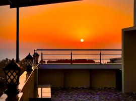 Fanta Sea Vacation Stay - 2 Bedroom Terrace Flat - 4th Floor - No Lift, hotel sa parkingom u gradu Ganpatipule